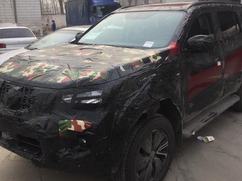 加油站偶遇全新日产帕拉丁路试车，车身4米9，内饰用料提高