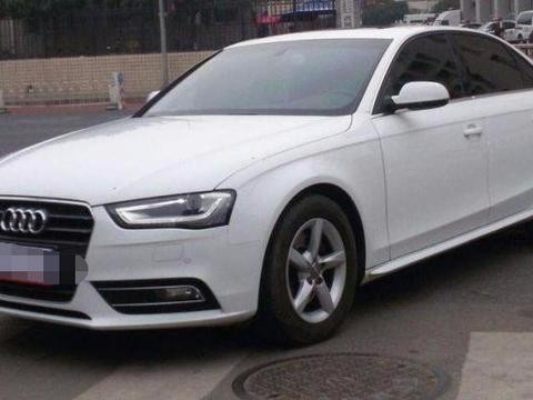 奥迪A4L停路边被拖车拉走，路人知道原因后向车主竖起大拇指