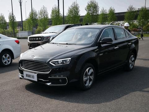 路上偶遇福特蒙迪欧, 凑近一看车标却忍不住冷笑！