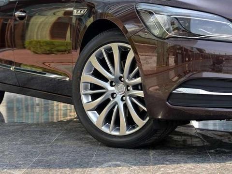 2.0T+9AT标配全景天窗，气势不输奥迪A6L，卖20万帕萨特压力大！