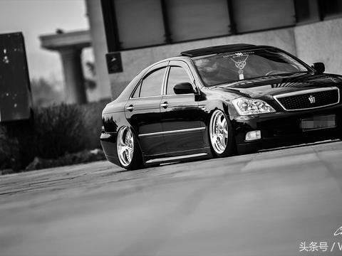 来自乌鲁木齐帅哥的分享！丰田皇冠GRS182 VIP改装