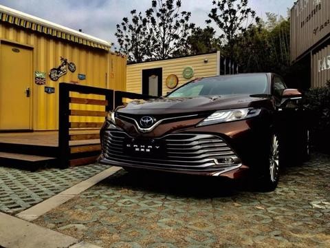 钟擎 | 颠覆自己，贴地飞行，八代凯美瑞越进化越年轻！