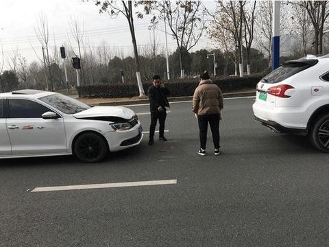 大众速腾马路追尾比亚迪唐，车主：德系车和国产车已开始有差距