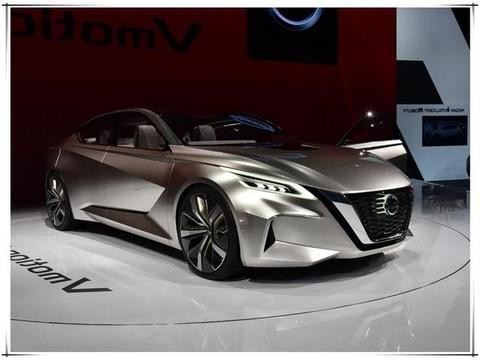 日产天籁即将改款？车内大屏幕配赛车方向盘，本田丰田看傻眼！