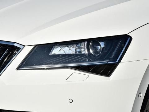 车长4米9，帕萨特内饰迈腾动力，狂降5.8万，11万买啥朗逸卡罗拉