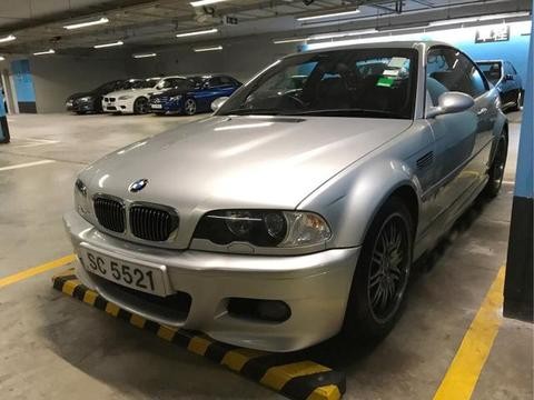 停车场一台BMW M3 Coupe (E46)，现在来看，依旧颜值满满