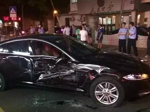 五菱宏光误撞百万路虎，路虎车主下车就问：你车多少钱买的我也要