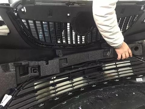 前后铝合金防撞梁，别克昂科威吸能盒设计比较坑