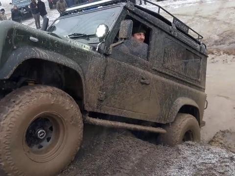 路虎卫士、路虎发现等硬派SUV挑战极限越野