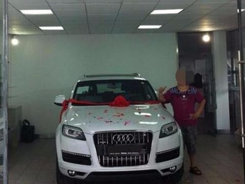 小哥被老爸给了10万买哈弗H6，结果用80000提新奥迪Q7