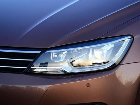 这款车刚上市一个月，销量土坡10000台，车标最让人青睐！