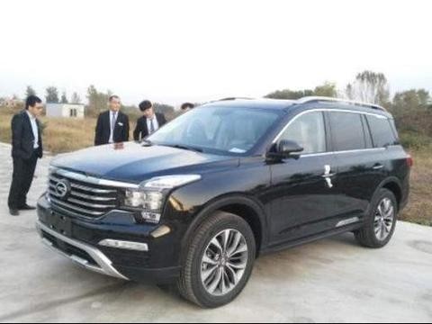 刚从4S店提车回来，在村口就撞上石墩，车主气的把石墩给拆了