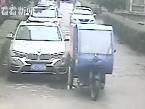 快递三轮车剐蹭宝马X5后逃离现场，车主看完监控后笑掉了大牙