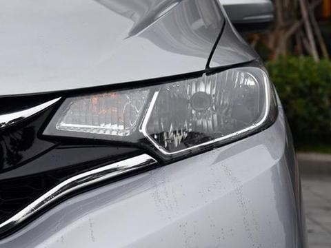 去年卖10万+辆，即将换款上市，颜值更动感，省油实用买菜代步车