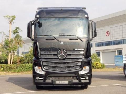 云南商人花102万买奔驰Actros重卡，提车当天亲自开奔驰S400前往