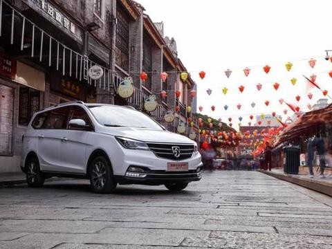 这款车号称宝骏730终结者，销量4个月翻50倍，被车标美哭