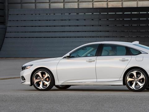 5.9秒破百，本田真是太牛了！十代雅阁配10AT要怼翻凯美瑞