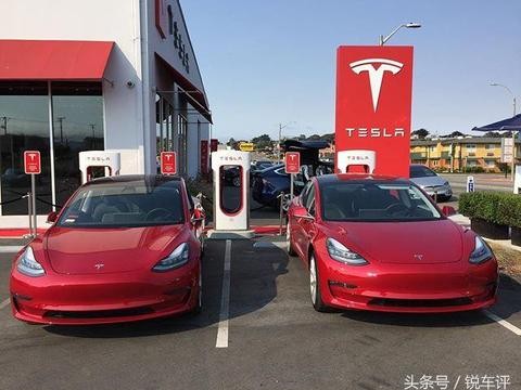 特斯拉Model3刚交付就撞了，车主抱怨它还有些小瑕疵