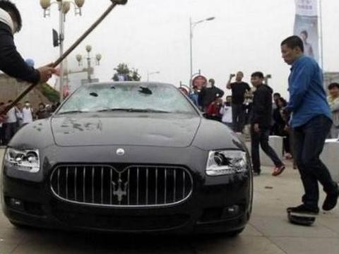 小伙刚买玛莎拉蒂却问题频发, 一气之下当众砸掉豪车!