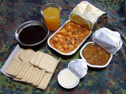 解放军的伙食到底怎样?就连老外吃过都竖起了