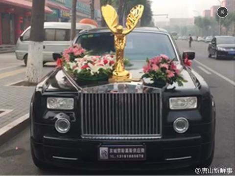 生怕别人不知道他家有钱，黄金车标比轮胎还大