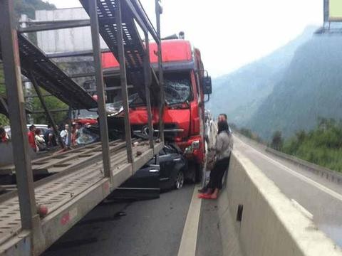 凯美瑞被大货车前后夹击, 车主: 日系车铁皮并不薄