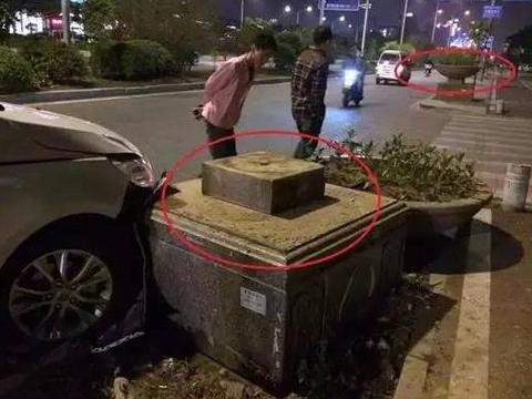 宝骏730撞上花坛，这质量引路人捂嘴偷笑，车主都没面子了