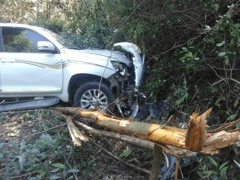 越野车走山路，遇险磕碰撞了五分钟，全家安然无恙
