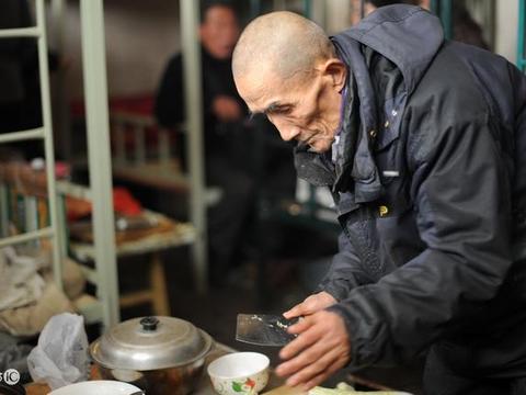 儿大鱼大肉却让父亲吃糠咽菜,孙子做一事儿子才知悔恨,全村叫好