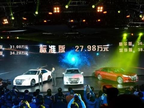 丰田第15代皇冠上市半月了，真实车主反应如何，真的吊打帕萨特？