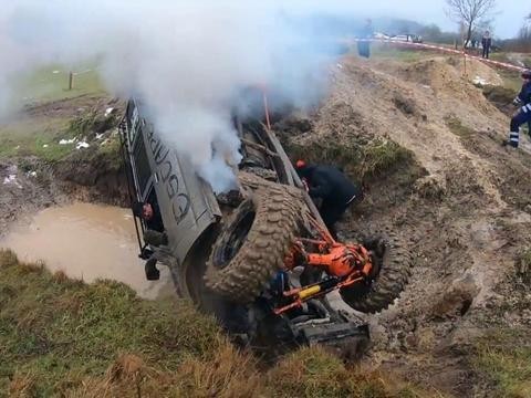 实拍日产途乐越野失误，竟然翻车！