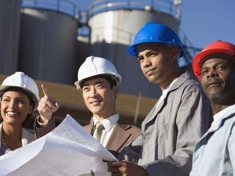 这些曾经的蓝领人，为何现在改行当护士？...