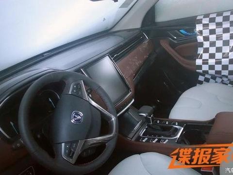 曝长安欧尚全新SUV内饰谍照 科技感十足