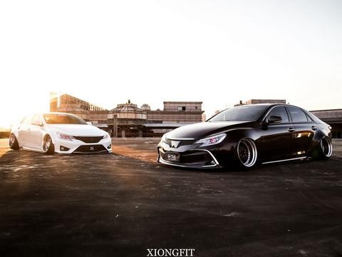 国内惊现最新款锐志，无兄弟不改装，两车上演黑白双煞！