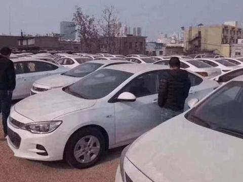 偶遇大批科沃兹库存车，工作人员：库存时间一年，统统7折处理