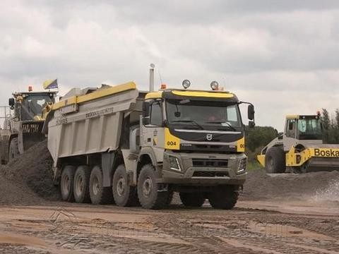 这款国外重卡自卸车，配置丰富，舒适度不亚于国产车