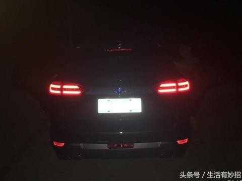 危急关头，博越的防碰撞预告自动激活，真实体验，确实佩服