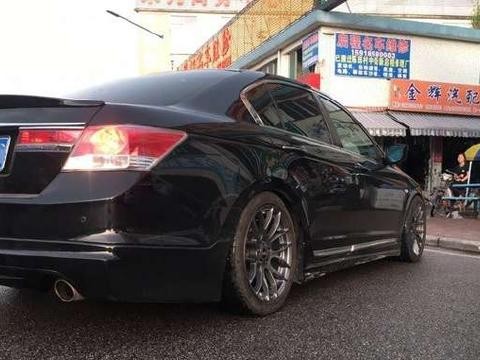 花几万改装老款本田-雅阁：黑色车身看腻了，全车贴电光白膜！