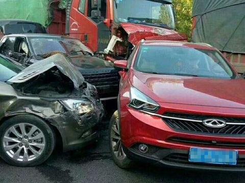 奇瑞瑞虎7被4车连续追尾 车主: 要是日产车今天就成铁饼了