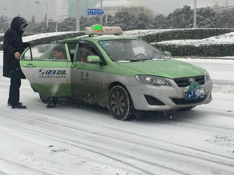 郑州部分出租车大雪天坐地起价, 计价器都不开了, 引来部分乘客的抱怨