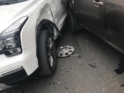 新提GS8牌都没上被长安皮卡撞成这样