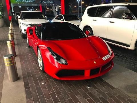 55个足球场大小的商场，门口开过的车，能耗光你电池