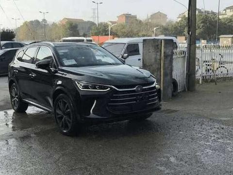 街头偶遇比亚迪唐二代实车，颜值终于上线，尾部车标设计被取消