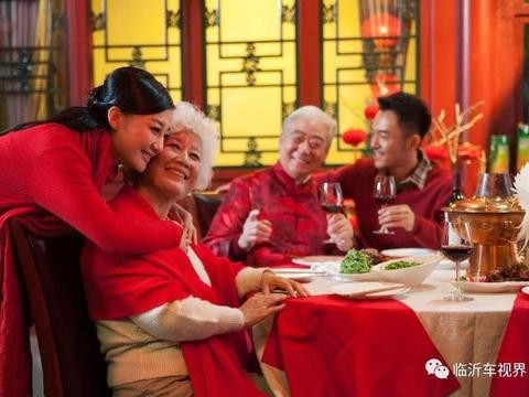 80岁老人住茅草屋, 6个儿子开总价2500万豪车回家过节引村民们围观