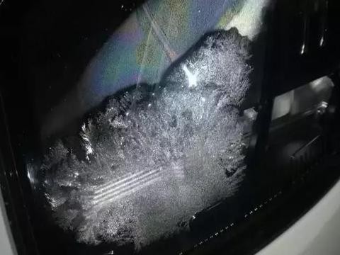 灯内起雾又结冰，领克01的的大灯“现大眼了”！