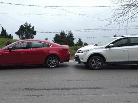 四川小伙花17万买辆马自达阿特兹, 提车第三天就被追尾了！