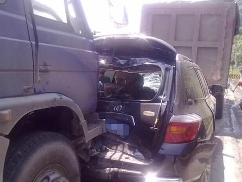 两货车与汉兰达相遇，接下来发生的事让车主吓出一身冷汗！