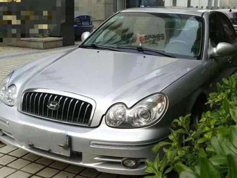 小伙花一万块钱买15年前的索纳塔，女朋友说我出门自带乐队！