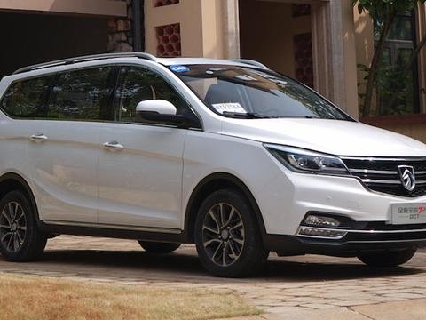 配全景天窗、电子手刹、大牌音响，宝骏730推自动档售价突破十万