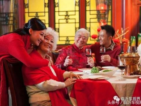 80岁老人住茅草屋，6个儿子开总价2500万豪车回家过节引围观！